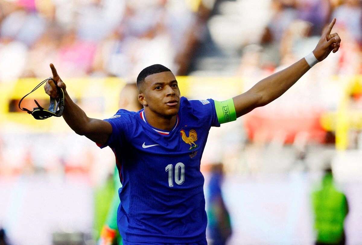 Platini khuyên Mbappe tránh chính trị để giữ hình ảnh toàn cầu - hình ảnh - vnhi88.vip Platini khuyên Mbappe tránh chính trị để giữ hình ảnh toàn cầu - hình ảnh - vnhi88.vip