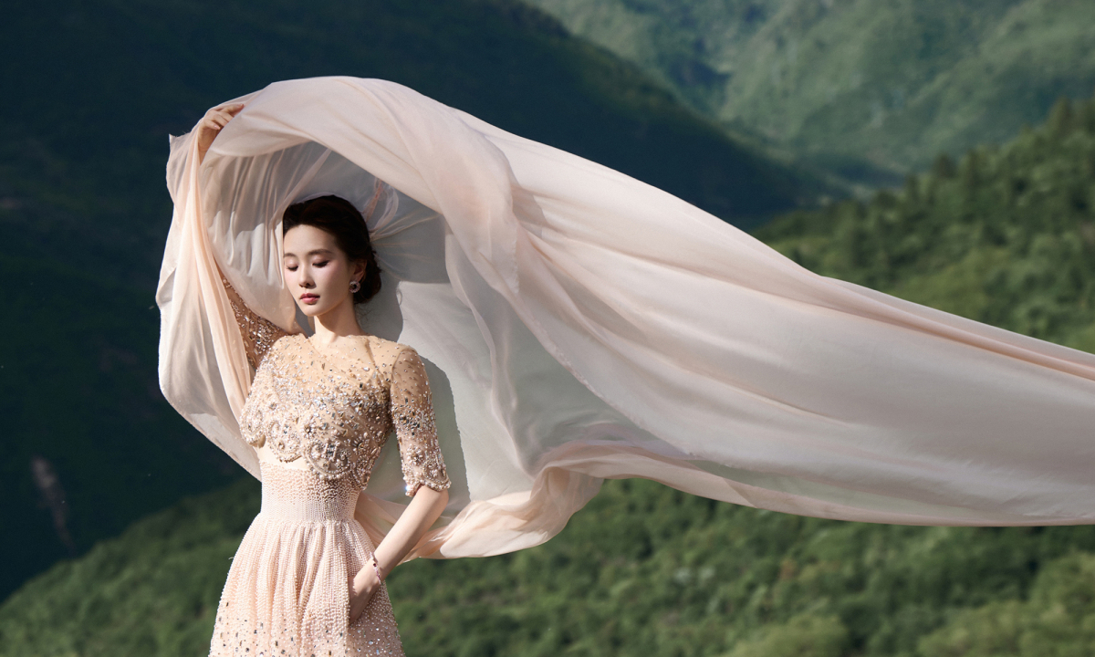 Lưu Thi Thi catwalk giữa thung lũng Cửu Trại Câu: Khoảnh khắc thanh tao giữa thiên nhiên - hình ảnh - vnhi88.vip