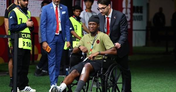 Tiền đạo Canada xuất hiện trên xe lăn sau chấn thương kinh hoàng, FIFA phạt nguội cực nặng sao Qatar - hình ảnh - vnhi88.vip Tiền đạo Canada xuất hiện trên xe lăn sau chấn thương kinh hoàng, FIFA phạt nguội cực nặng sao Qatar - hình ảnh - vnhi88.vip
