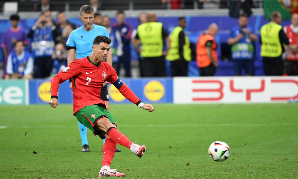 Hi88 cược bóng đá: Cựu thủ quân Uruguay gây tranh cãi khi nói Ronaldo sẽ vô địch World Cup 2026 nhờ trọng tài - hình ảnh - vnhi88.vip Hi88 cược bóng đá: Cựu thủ quân Uruguay gây tranh cãi khi nói Ronaldo sẽ vô địch World Cup 2026 nhờ trọng tài - hình ảnh - vnhi88.vip