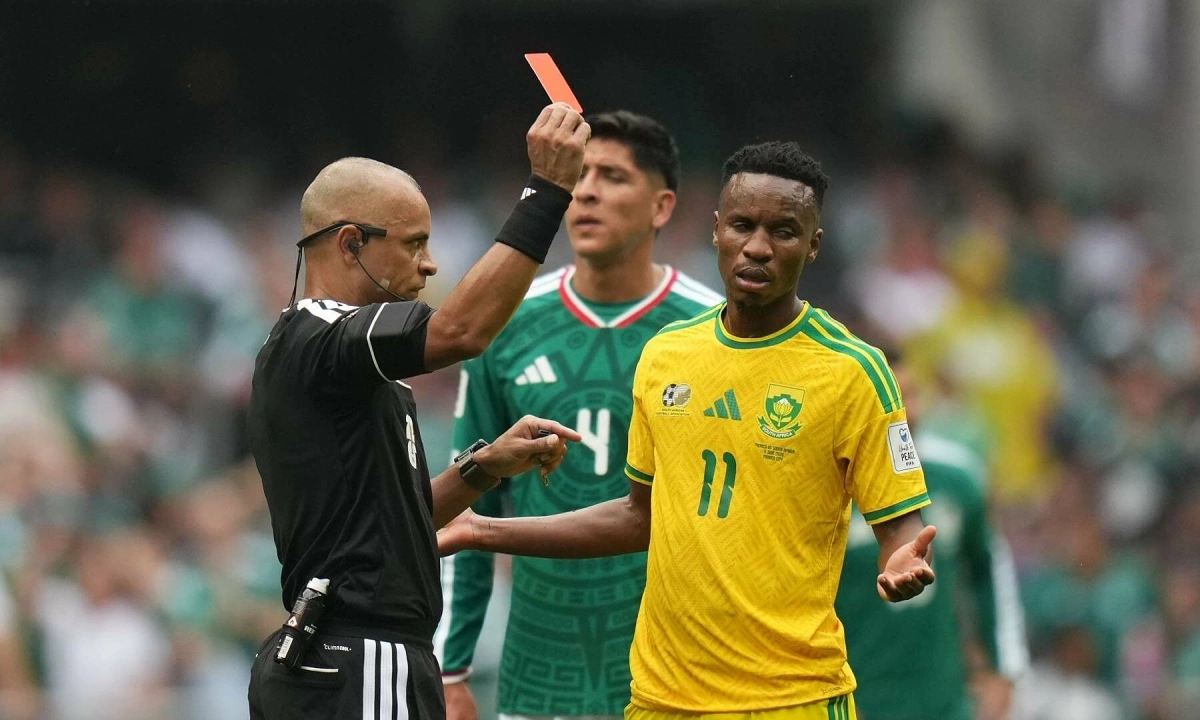 Trọng tài gây tranh cãi tại World Cup 2026: Khoảnh khắc khiến cầu thủ Nam Phi ‘đơ người’ - hình ảnh - vnhi88.vip Trọng tài gây tranh cãi tại World Cup 2026: Khoảnh khắc khiến cầu thủ Nam Phi ‘đơ người’ - hình ảnh - vnhi88.vip