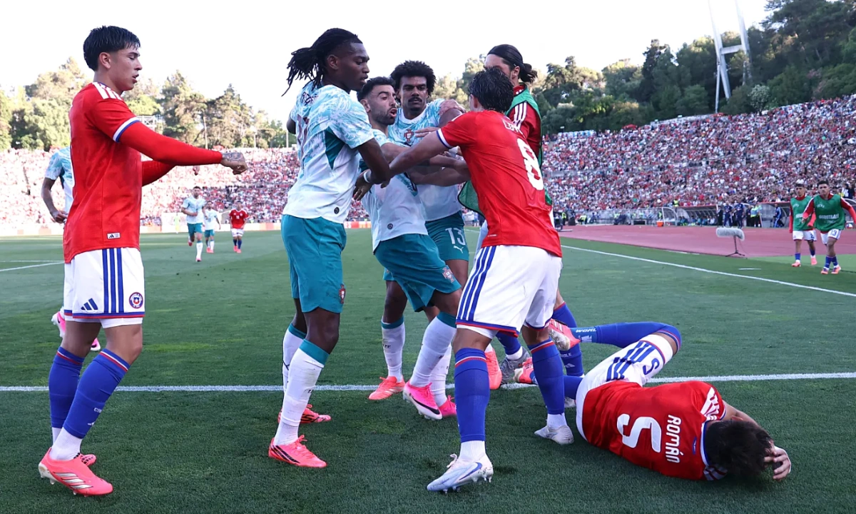 Tiền đạo Bồ Đào Nha tát đối thủ trong trận giao hữu trước World Cup - hình ảnh - vnhi88.vip