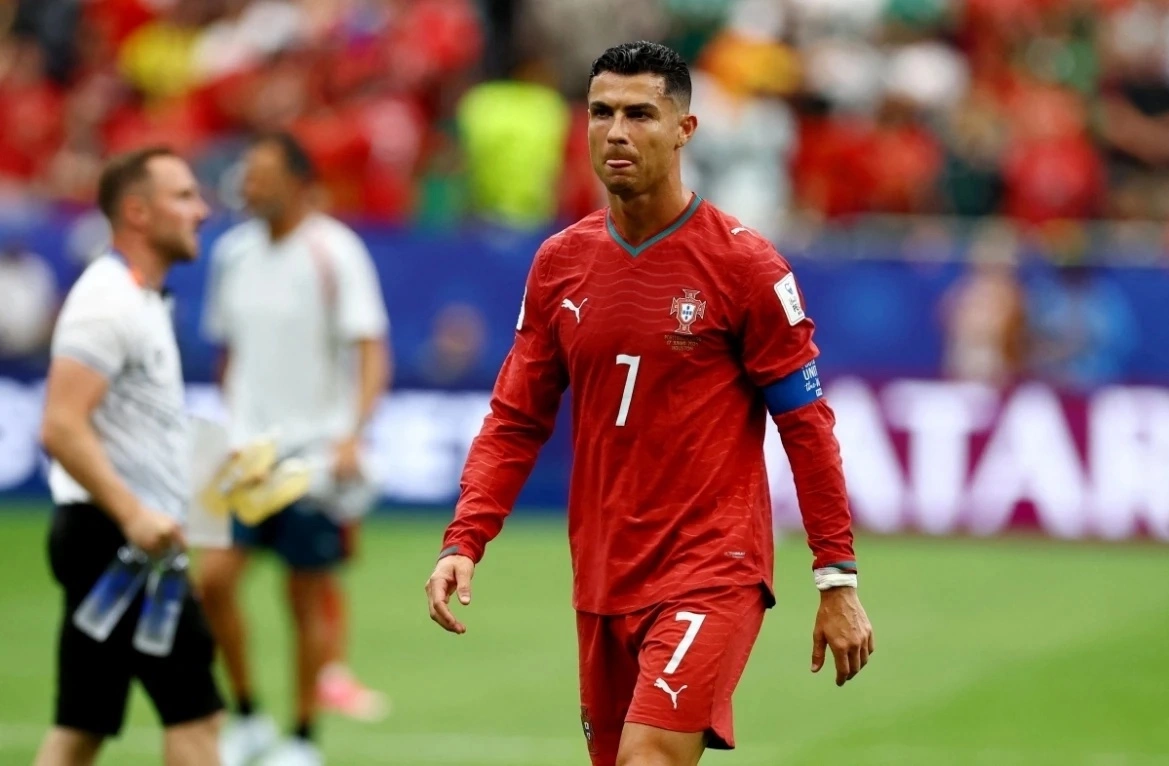 Cầu thủ CHDC Congo thừa nhận không kèm Ronaldo: Cơ hội cho fan cá cược tại Hi88 - hình ảnh - vnhi88.vip Cầu thủ CHDC Congo thừa nhận không kèm Ronaldo: Cơ hội cho fan cá cược tại Hi88 - hình ảnh - vnhi88.vip