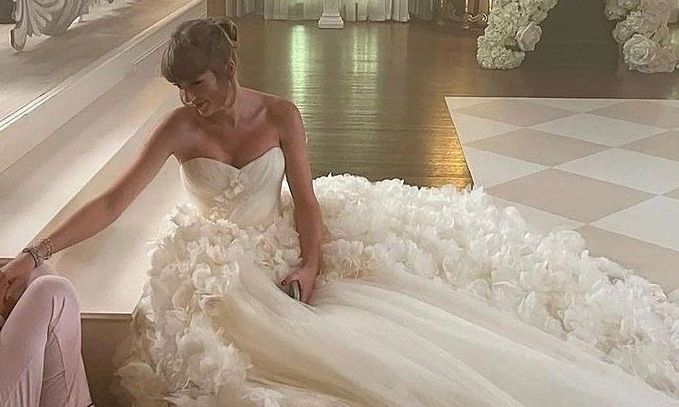Taylor Swift diện đầm cưới Dior trong hôn lễ – Cập nhật tin hot cùng Hi88 - hình ảnh - vnhi88.vip